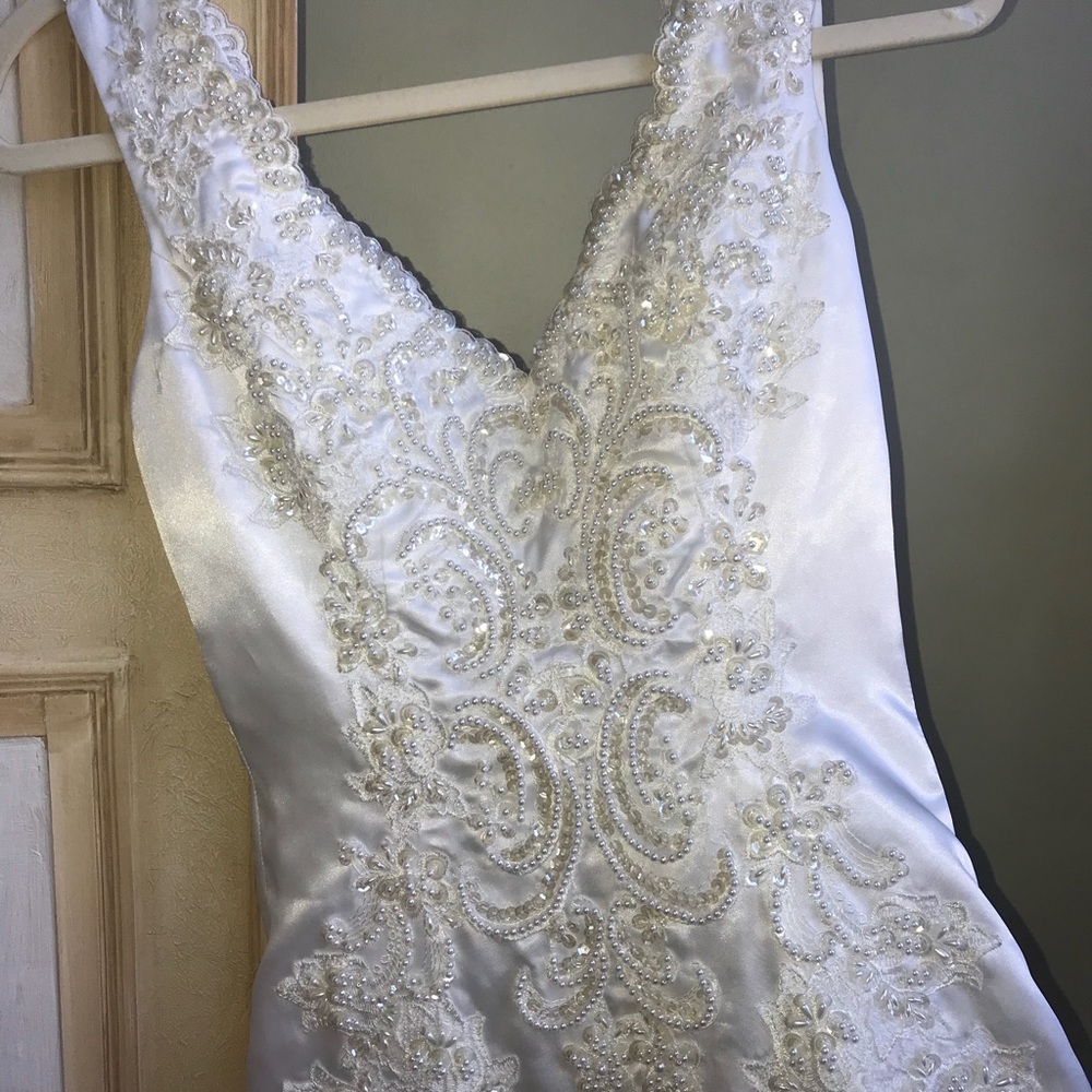 Beautiful Beaded Wedding Gown Dress - Picture 3 of 8